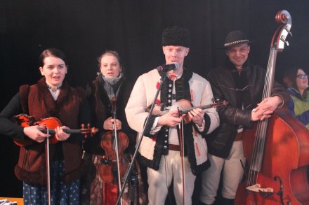 Kapela góralska skocznie przygrywała skoczkom i kibicom